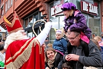 s3234_Errel2000_Sinterklaas_begroet_de_Alphense_kinderen.jpg